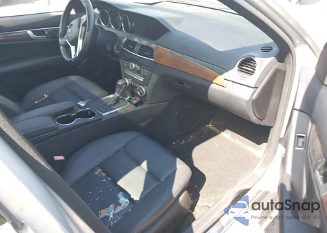 2012 Mercedes-Benz C 300 Sport 4Matic z USA, uszkodzony, nr VIN WDDGF8BB5CR201506